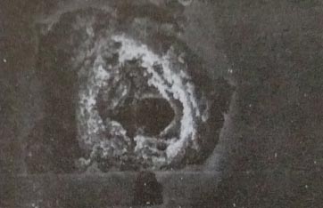 鋁型材陽極氧化電解著色中發生剝落初期階段的表面SEM形貌圖 鋁型材陽極氧化電解著色中發生剝落初期階段的表面SEM形貌圖